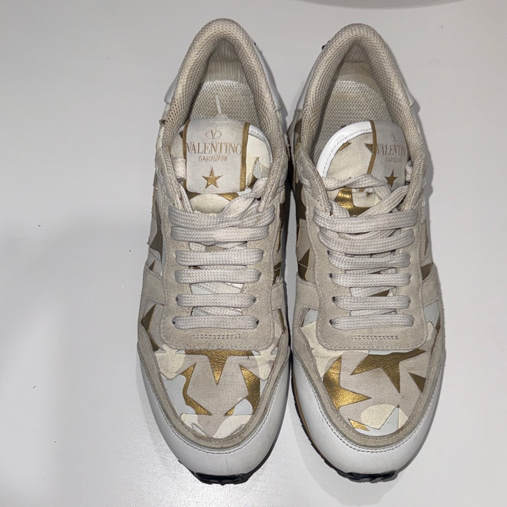 Comfortable and beautiful sneakers with stars in white, beige and gold